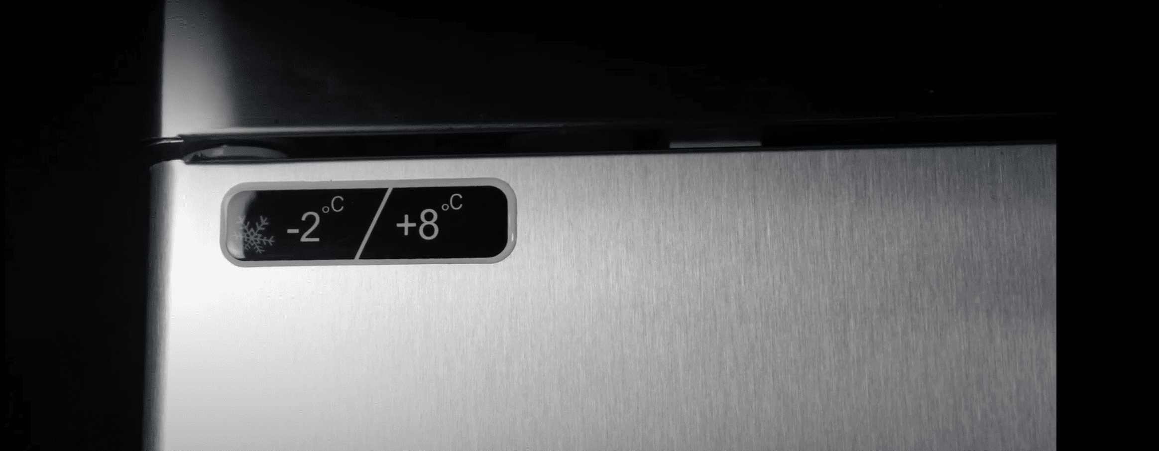 L'image met en évidence l'indication de température sur l'armoire congélateur, offrant un contrôle précis et une surveillance constante de la température interne. 